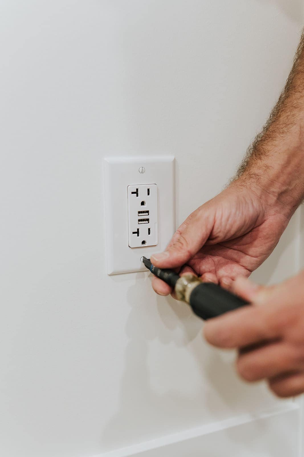 Fitting the cover plate on a new dual-USB wall outlet