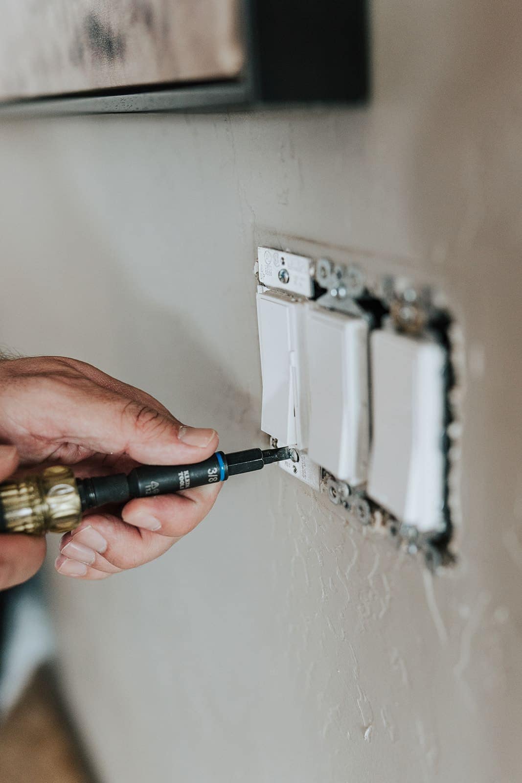 Securing a smart light switch into a wall box